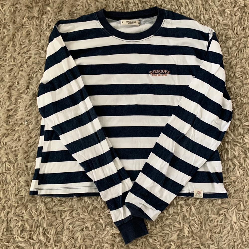 hey everyone i’m selling a dark blue and white long sleeve top!!
